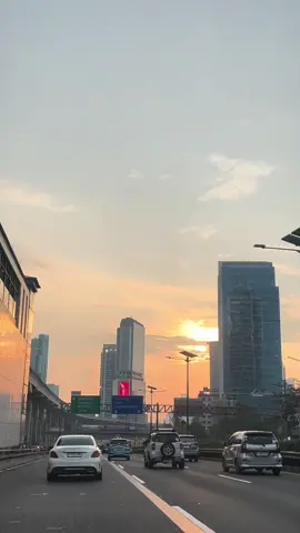 Jakarta indah kalau ada kamu di dalam nya. Asekkkk haha #onthisday #jakarta #sunset #sunsetjakarta 