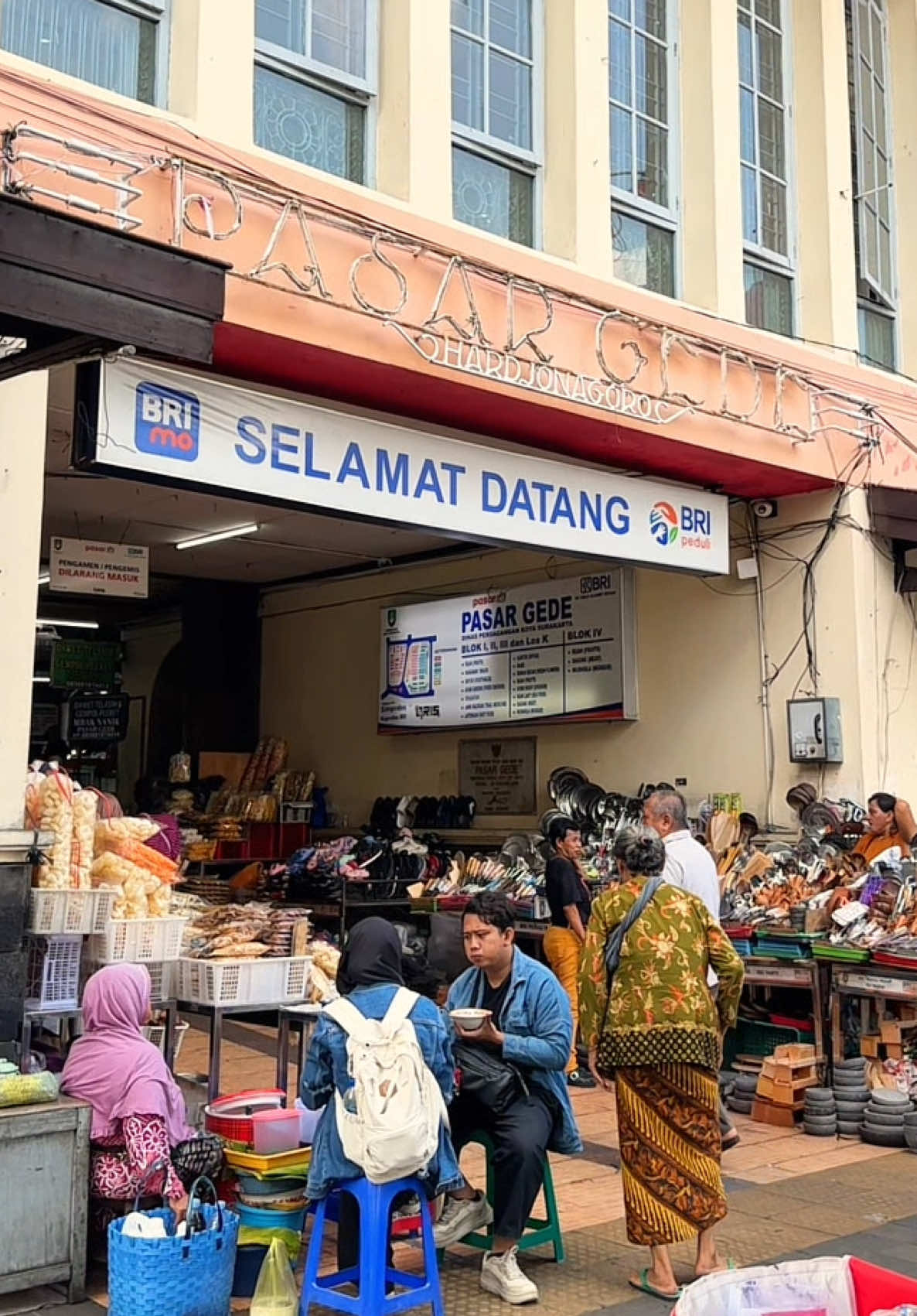 Setiap Pulang ke Solo Pasti wajib Mampir Kesini Tempat kulineran, beli oleh-oleh, jalan-jalan, lengkap pokoknya deh ✨ 📍Pasar Gede, Solo #pasargede #pasargedesolo #solo #surakarta #visitsolo #soloplacetogo #kulinersolo #jelajahsolo #placetogo #wisatasolo