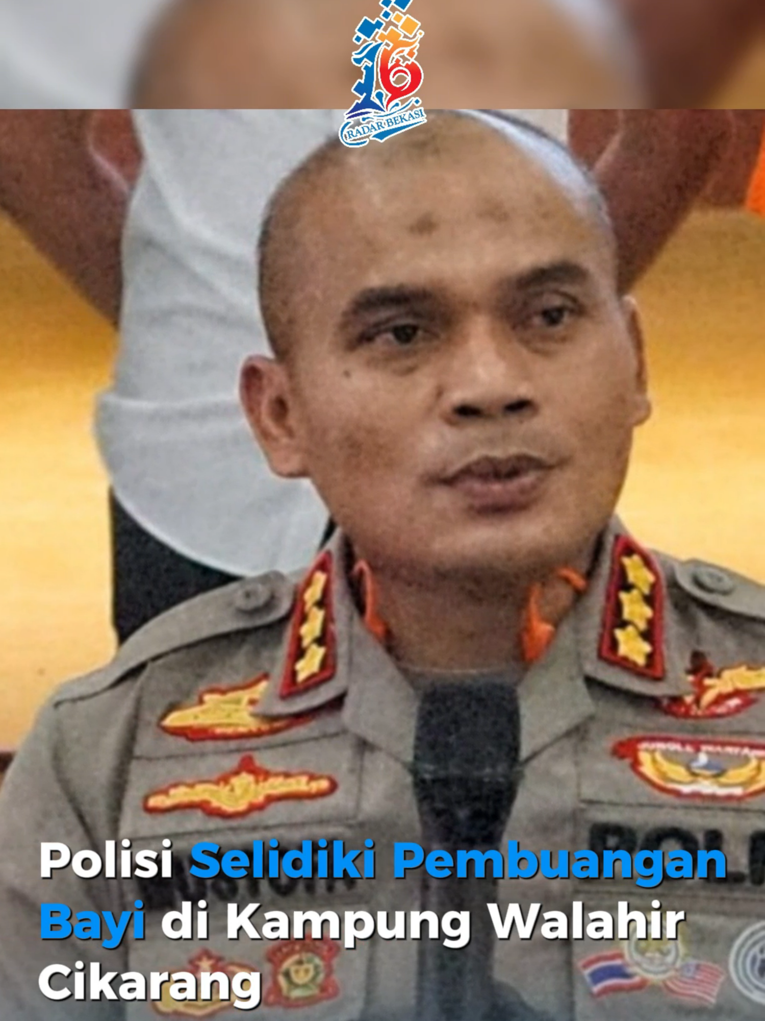 Polres Metro Bekasi tengah menyelidiki kasus dugaan pembuangan bayi di Kampung Walahir Desa Karangraharja Kecamatan Cikarang Utara. Pada Senin (14/7), Kapolres Metro Bekasi, Kombes Pol Mustofa, mengatakan pihaknya telah memeriksa lima orang saksi serta rekaman kamera pengawas di sekitar lokasi kejadian. Bayi berjenis kelamin perempuan itu ditemukan oleh warga yang sedang mencari kayu bakar pada Minggu (13/7). Saat ditemukan di semak-semak, ari-ari dan tali pusarnya masih menempel. Saat ini, bayi tersebut telah mendapat perawatan medis di fasilitas kesehatan terdekat. Kondisinya dilaporkan mulai membaik. Baca selengkapnya di www.radarbekasi.id (link di bio) #radarbekasii #harianradarbekasi #koranbekasi #beritabekasi #bayi