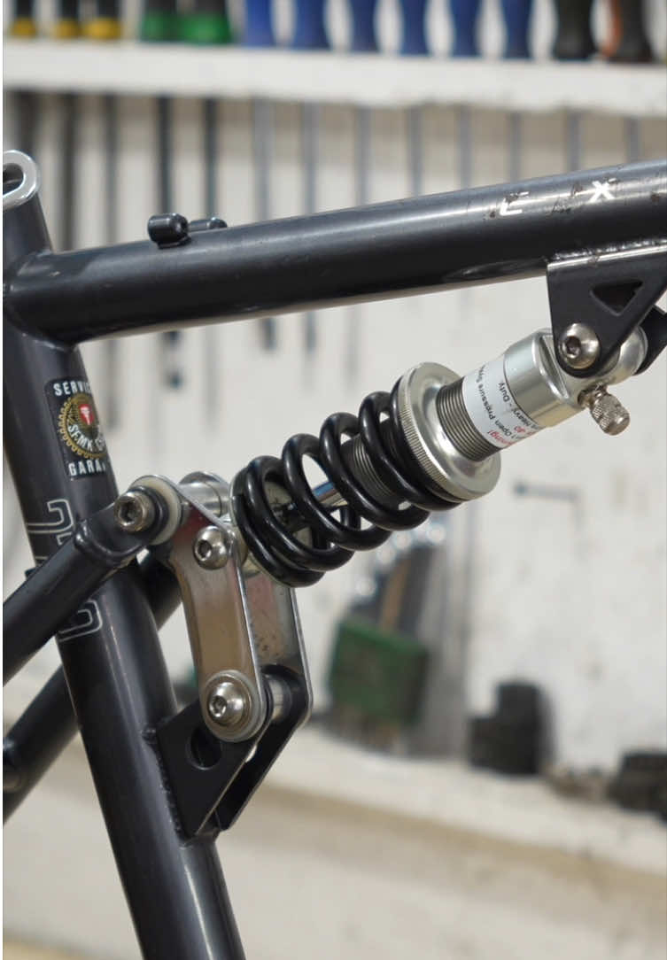 This rear shock belongs in a museum - but it still works. Check out all my bike restoration videos on my YouTube channel (link in bio) #mtb #vintagebike #retrobike #90smtb #bikebuild #bikeservice #bikerestoration #bikerepair #restoration #bikemaintenance #asmr #vintagemtb #retromtb #26inchlifestyle
