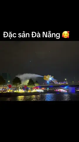 Vừa xem rồng phun nước, vừa hóng gió sông Hàn – chill hết nấc! 😍 Cầu Rồng (Dragon Bridge) ở Đà Nẵng là một điểm đến nổi bật, nổi tiếng với màn trình diễn phun lửa và phun nước vào mỗi cuối tuần và dịp lễ. Đây là một trải nghiệm rất độc đáo và thu hút đông đảo du khách lẫn người dân địa phương. 🐉 Thông tin về phun lửa & phun nước: 	•	Thời gian: ⏰ 21h00 tối thứ Bảy, Chủ Nhật, và các ngày lễ lớn. (Bạn nên đến sớm tầm 20h30 để chọn chỗ đẹp.) 	•	Thứ tự trình diễn: 🔥 Phun lửa trước: khoảng 2 lần, mỗi lần phun 9 đợt. 💦 Phun nước sau: khoảng 3 lần, mỗi lần phun 1 đợt nước lớn. 	•	Địa điểm đẹp để xem: 	•	Ven sông Hàn, khu vực quanh công viên phía Đông cầu. 	•	Trên cầu (nhưng lưu ý: cầu sẽ cấm xe khoảng từ 20h45 đến sau khi phun xong).#danang #vietnam #caurongdanang #caurongphunlua 