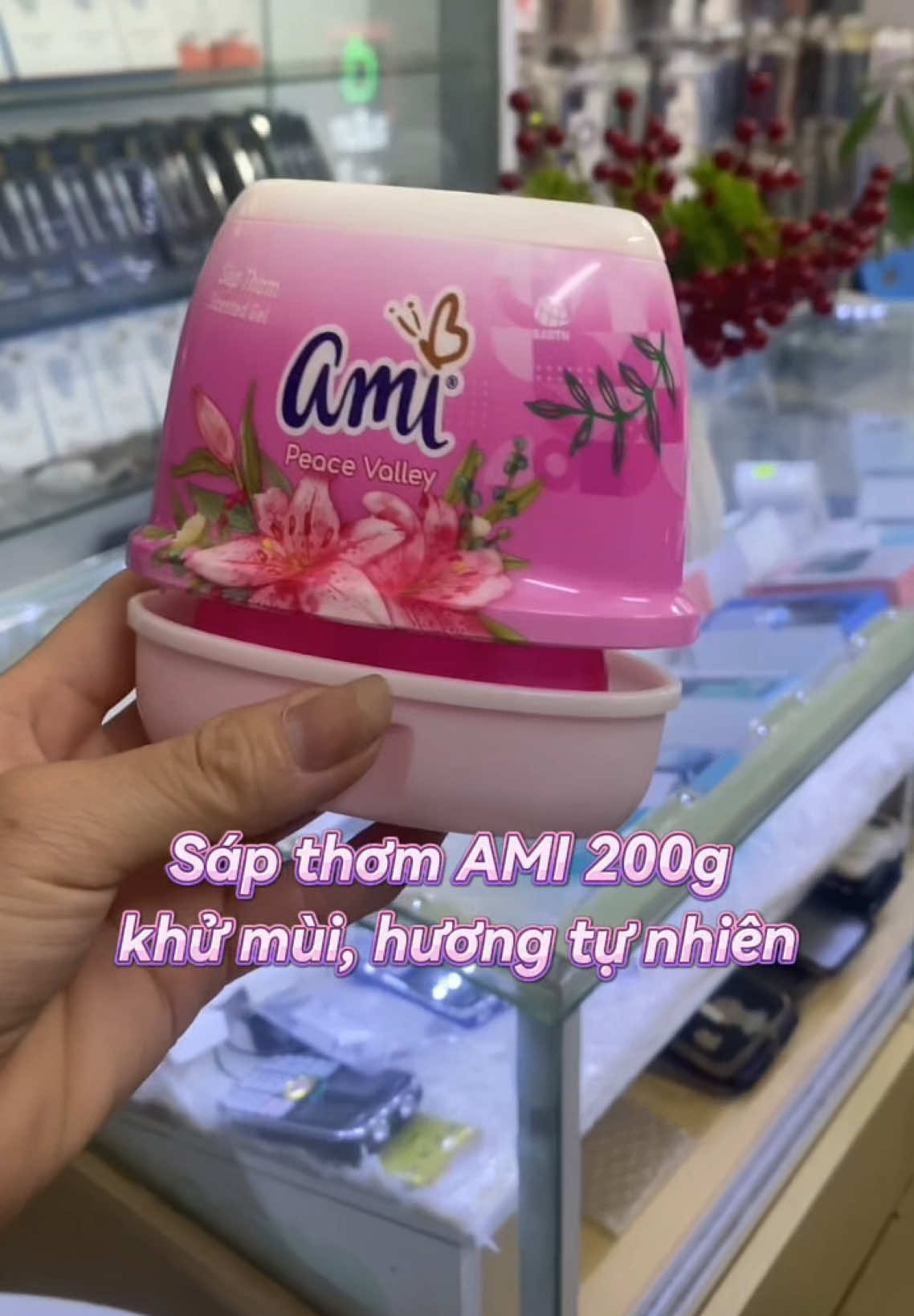 Nhà thơm – tâm cũng nhẹ. Chỉ cần một hộp sáp thơm AMI là không gian đã khác hẳn. Hương thơm tự nhiên, khử mùi hiệu quả – cho tổ ấm luôn sạch sẽ và dễ chịu. Chọn mùi bạn thích, đặt góc nào cũng thơm! #sapthomami #chamsocnhacua #dogiadungtienich #uthuong