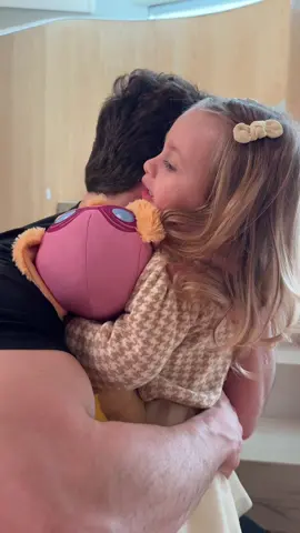 o papai tá indo viajar a trabalho pra neve e ela tá só por saber se ele vai ver a frozen 💙 nosso papai maravilhoso! #foryoupage #fyyyyyyyyyyyyyyyy #fy 