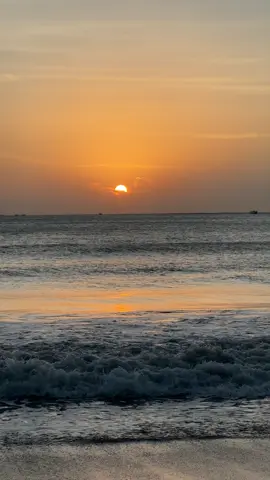 Sunset Ga pake filter ga pake lagu dengar suara ombak laut di tepi pandai kendoganan bali seru indah dan keren#pantaikendonganbali #sunset#bali 