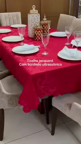 Sua mesa merece esse charme! ✨ Toalha jacquard bordada com aquele toque elegante que faz toda diferença. Pra deixar cada refeição com cara de ocasião especial! 💫🍽️ #toalha #mesa #toalhademesa #jacquard 
