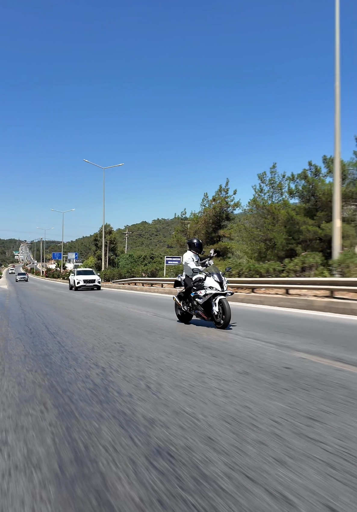 While getting permission from traffic 😁 #aura #aurafarming #bmw #bmws1000rr #s1000rrgram #s1rrm #bmwmotor #bmwmotorcycle #bmwmotorroad #motorcycle #motorbike #motorcyclelifestyle #reelsinstagram #onecik #reels #kesfet #bodrum #yamahar1 #panigale #ducati #zx10 #kawasaki #hondamotorcycle 