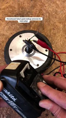 Hoverboard tekerlerinin kendi sürücü devresi olmadığı için hurdalıktan bulduğum çakma şarjlı matkap sürücü devresi ile çalışıp çalışmadıklarını kontrol ettim devirli ve sağ sol dönüşlü olarak güzel bi şekilde çalışıyor ama elle o kadar kolay tutulmuyo savurduğu için 😅 - Hoverboard tekerlerini ne tür işlerde kullanırsınız ? - - - #fast #experiment #workout #hoverboard #motor 