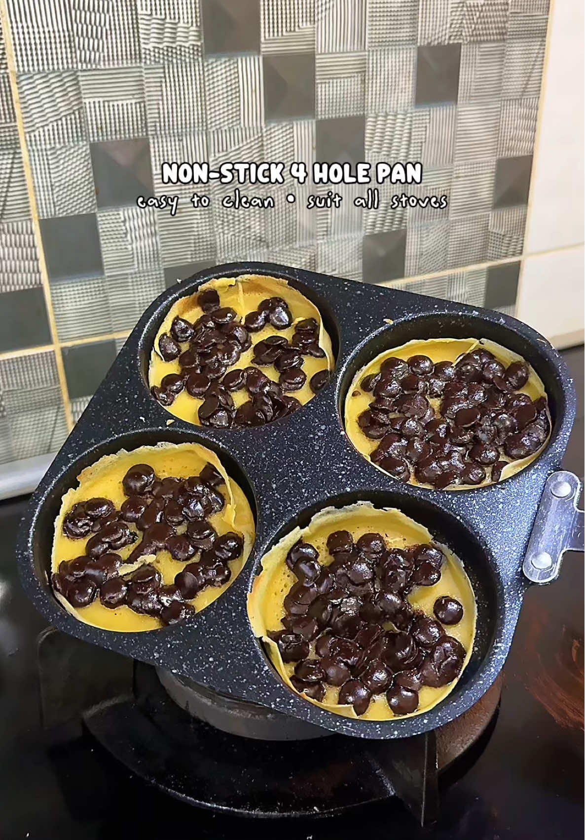 Bestnya ada kuali ni..selain buat goreng telur, boleh buat mini apam balik. Yang penting pan ni tak melekat ya..elok je kejadian mini apam balik coklat hehe #miniapambalik #4holepan #nonstickpan #kakreengebus #reensukashare 