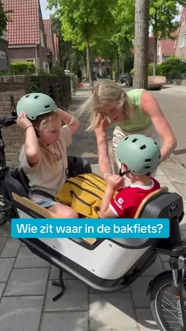 Iedere rit begint met deze vraag.. Wie zit waar?! Gelukkig hebben onze Royal Cargo Bikes genoeg plek voor iedereen! 👧🧒 Op de Royal Tweewieler passen 3 kinderen: ideaal voor gezinnen die soepel door de stad willen bewegen. 👦👧🧒👶 Op de Royal Driewieler kunnen er zelfs 4 mee: ruim, stabiel en overzichtelijk voor ouder én kind. De bankjes van deze fiets kan je omhoog klappen én het voordeurtje kan open. Iedereen heeft zijn of haar eigen favoriete plek 🥰. En met accessoires zoals de Maxi-Cosi houder, regenhuif en kussentjes, zit niet alleen iedereen comfortabel, maar ook veilig en droog. Extra (school)tassen mee? Ook geen probleem! Onder de zitbanken is genoeg opbergruimte voor spullen die je liever niet op je schoot houdt. 🚲 Zin om het zelf te ervaren? Boek een proefrit via de link in de bio en ontdek wie waar zit tijdens jullie eerste rit. #bakfiets #elektrischefiets #fietsen #gezinsleven #ebike  