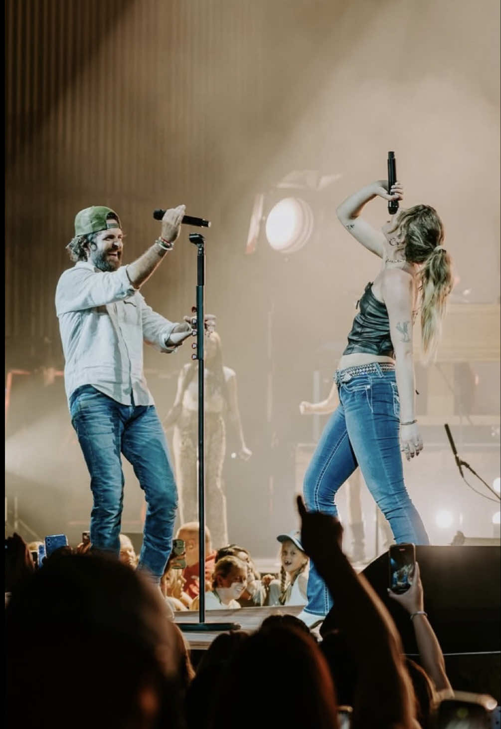 We can’t help but sing & dance along when @Thomas Rhett and @Dasha hit the stage! 💃🎤 #thomasrhett #dasha #countrymusic #livemusic #concert 
