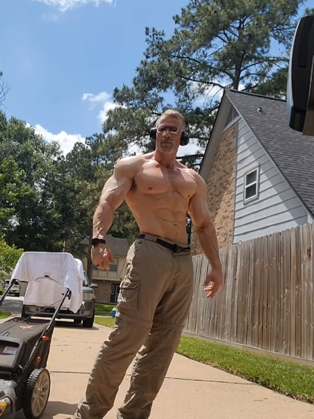 Took a break from the yard… Stepped into the driveway… And had to check if the work was showing. Sometimes the best flex is unplanned. #properlyjacked  Coach: @tx_muscle_ifbbpro Gym: @ironcitygymtx #DadsSupportingDads  #fitdad #npc #ifbb #bodybuilding #classicphysique #drivewayposing #yardwork #pumpcheck #viralvideo #dadlife #menshealthmonth 
