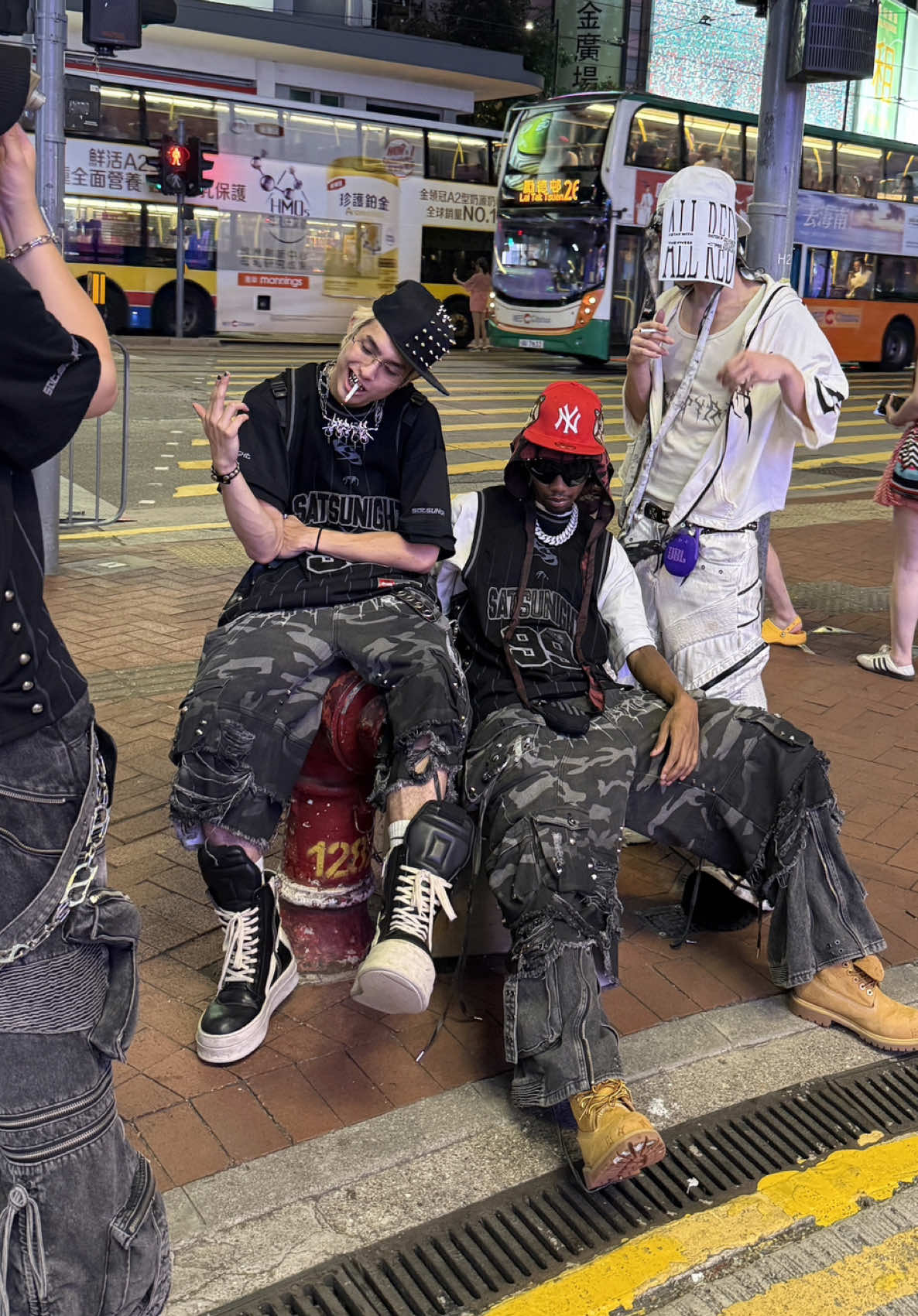 How we rock in Hong Kong🇭🇰🤙🏻🤙🏻 NEW DROP OUT NOW *SSN V.04 : KURO STREET* #SATSUNNIGHT #NEWDROP #STREETWEAR #FASHION #2025