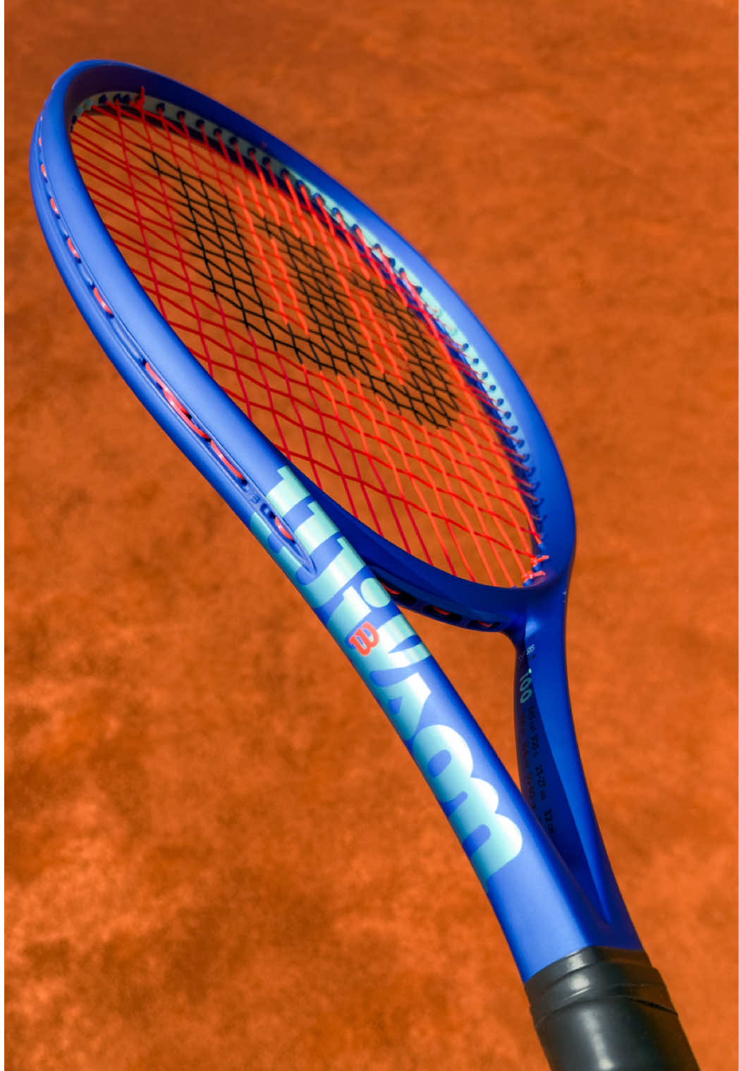 Nouvelle Wilson Ultra V5 💙😍 Je vous en parle très rapidement !  Tu aimes ce nouveau design ?  @Wilson Tennis #goprowithultra #wilson #wilsontennis #wilsonultra #tennis #tennislife #tennisracket #tennisnews #newtennisracket #tenniscourt
