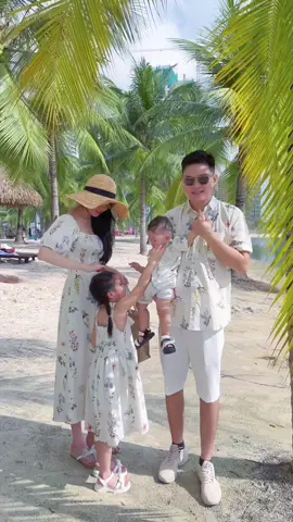 Đi biển mặc đồ gia đình là đảm bảo có hình đẹp video xinh đây khách ơi 😍 #famawa #Dogiadinh #dulich #aogiadinh #dodoi #vaytrevai #vayhoadibien #giadinh #xuhuongtiktok #trending #phuquoc #nhatrang #vungtau #halong #danang #muine #phanthiet #vaydoi #aohoadibien 