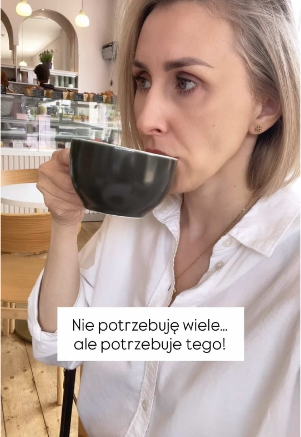 Nie potrzebuję wiele... ale kawy? ☕️ Kawa to nie napój. To rytuał.  To fundament. To sens.  Nie piję jej, żeby się obudzić – piję dla smaku, dla chwili spokoju, dla tej magicznej pauzy w biegu dnia 🙌🏻🥰  To nie jest 