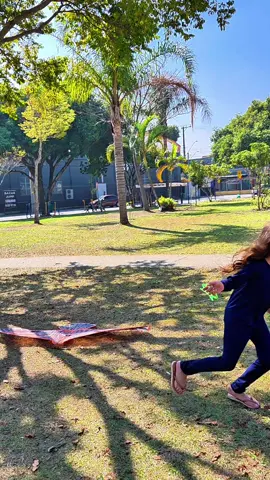 Deixe o céu mais colorido e divertido com nossa incrível Pipa 3D, confeccionada em poliéster resistente, que garante alta durabilidade e voo estável mesmo com ventos moderados. Seu design em 3 dimensões cria um efeito visual incrível enquanto dança no ar! 👉 Acompanha carretel com 50 metros de linha de nylon, pronta para soltar e aproveitar momentos inesquecíveis ao ar livre. 🎁 Uma ótima escolha para presentear as crianças nestas férias, garantindo muita diversão e experiências ao ar livre, longe das telas. 🎈 Leve, fácil de montar e decolar, proporciona horas de lazer para toda a família. ✈️ Garanta já a sua e deixe o vento levar a alegria!