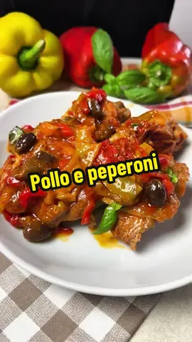 Pollo e peperoni come lo faceva la nonna… una ricetta che ti fa venire voglia di pucciare il pane nel prelibato sughetto 😍 Tenero, saporito, profumato: un piatto semplice, ma che sa di casa 😋E vedi che ti mangi ‼️ Ingredienti per 4 persone  4 sovracosce di pollo 4 cosce di pollo 1 peperone giallo 1 peperone rosso q.b. olive leccino o  taggiasche 200 ml passata di pomodoro 2 spicchi aglio q.b. olio extravergine d’oliva q.b. sale q.b. basilico 1 foglia di alloro  q.b. vino bianco      #cucinadicasa #ricettedellanonna #pollo #peperoni #evedichetimangi #piovonoricette