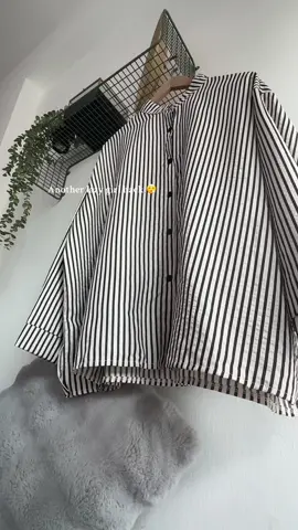 this pretty IRONLESS shirt is perfect 😌💅🏼 letsss jomm  #ironlessblouse #blousecantik #bajukemeja #pandaeyes 