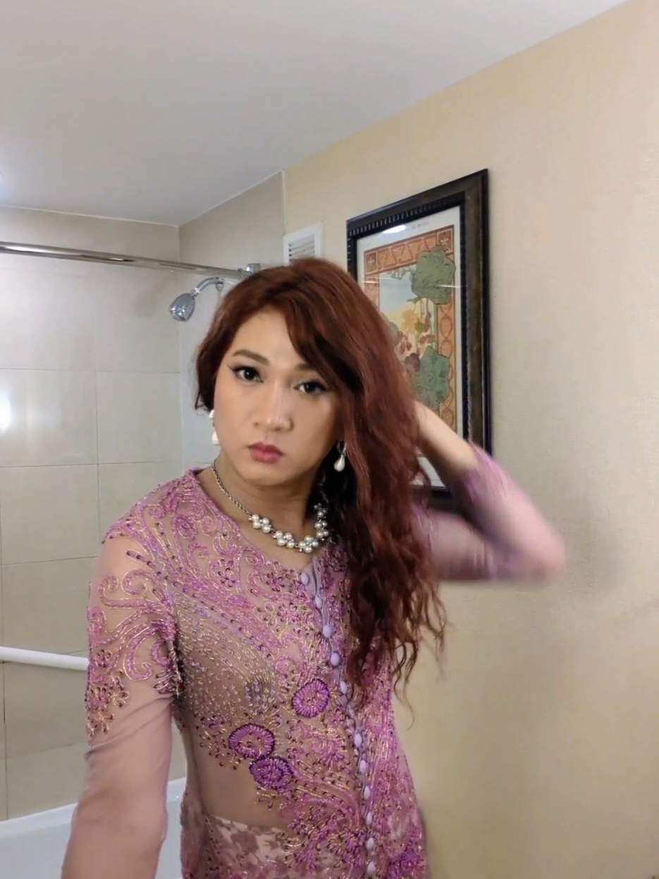 A travel influencer wannabe, huh ? #crossdress #RhodeIsland #hotelroom #genderfluid #crossdresserlife #traveling 