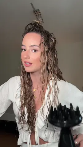Hab mir auf eure Empfehlung ein neues Locken Produkt gekauft🤞🏼🤍 Also es wird langsam Freunde 🤭 Instagram: leticiagrigoria #naturhaare #lockenzurückbekommen #wellen #haarwellen #balicurls #haarestylen 
