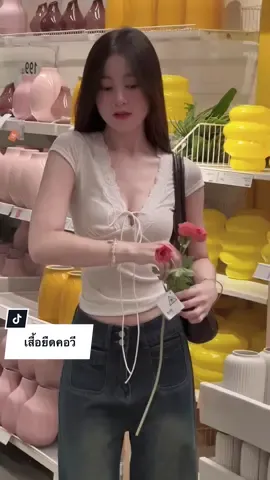 เสื้อยืดคอวีแต่งลูกไม้ #เสื้อยืดคอวี #เสื้อยืดคอวีแต่งลูกไม้ #เสื้อยืด #เสื้อยืดเข้ารูป #เสื้อยืดผู้หญิง #พลอยนิส 