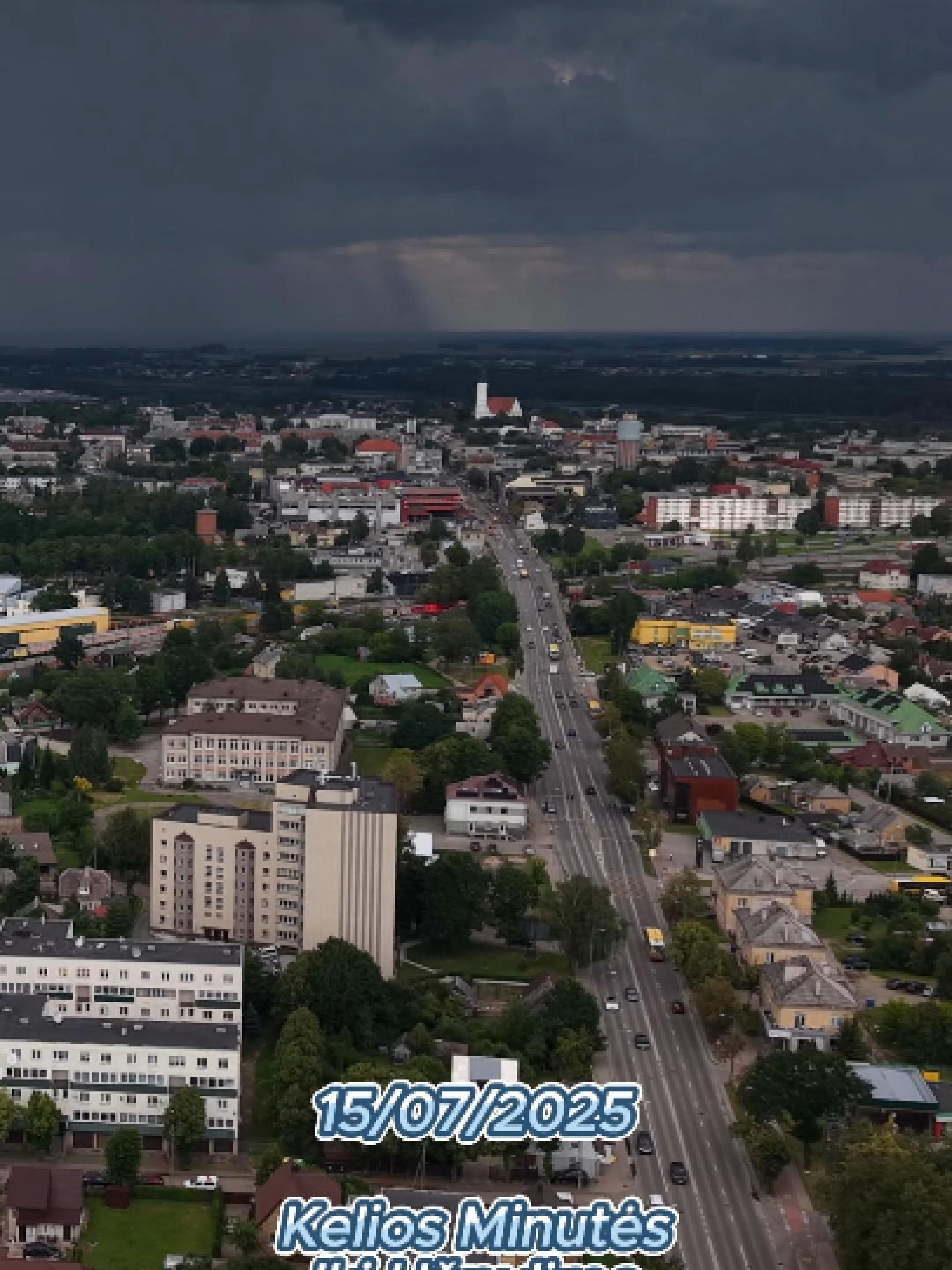🌩️ Juodi debesys virš Šiaulių – tokio reginio kasdien nepamatysi! 🌆 🚁 Pakėliau droną ir pamačiau, kaip miestas paskendo šešėlyje prieš prasidedant lietui. Po kelių minučių – kai kuriose gatvės jau plaukė! 💦 Stulbinantis vaizdas iš viršaus: gamtos jėga ir grožis. 🤩 👀 Kaip atrodė pas jus? Papasakokit! 🌧️👇 #Šiauliai #gamta #oras #lietuva