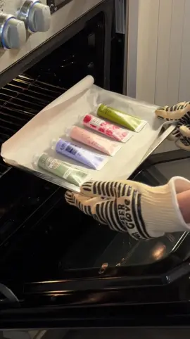 POV: You bake your self-care essentials 👩‍🍳✨🧴 #beautydiy #sheabutter #DIY #handcare #clay #handcream 