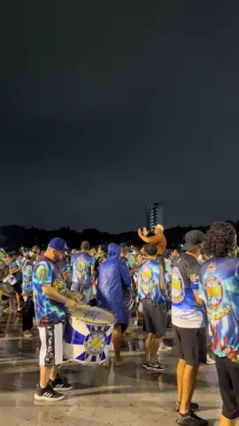 Pra subir a temperatura na chuvinha o Zaca veio naquele andamento diferenciado, COLOQUE O FONE 🎧 pra experiência ficar mais completa. 🔥🔥 #bateria #batucada #ritmo #viralvideos #carnaval #escoladesamba #musica 