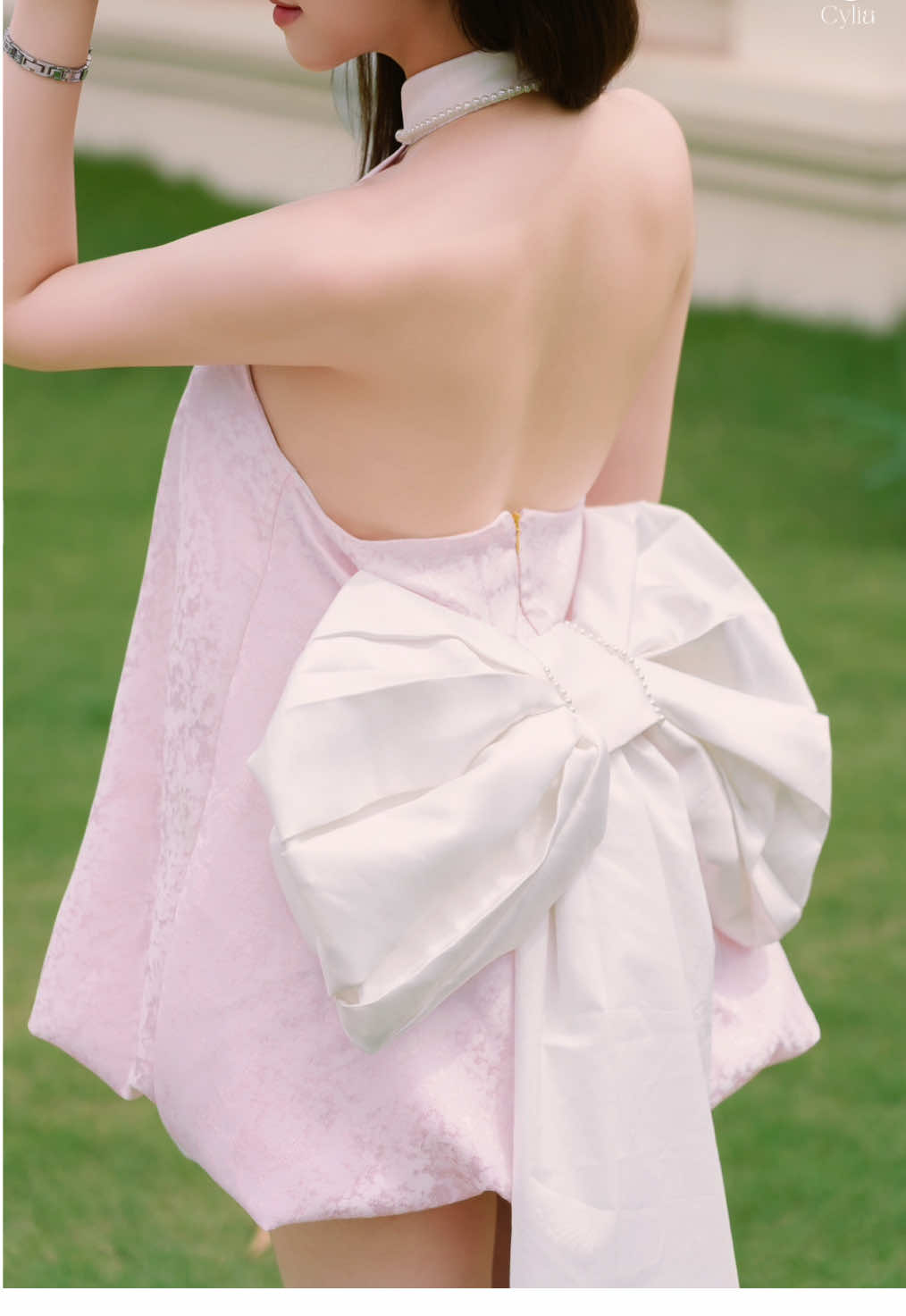 💗 𝐍𝐆𝐎̣𝐂 𝐇𝐔̛𝐎̛𝐍𝐆 – 𝐇𝐄𝐑 𝐂𝐎𝐋𝐋𝐄𝐂𝐓𝐈𝐎𝐍 Một set váy ngắn xinh xắn như nàng tiểu thư giữa mùa xuân với áo yếm gấm hồng thanh lịch, điểm xuyến ngọc trai nơi cổ và chiếc nơ trắng sau lưng – dịu dàng nhưng đầy cuốn hút.   #cylia #dress #viral #xuhuong #OOTD #setdoxinh 