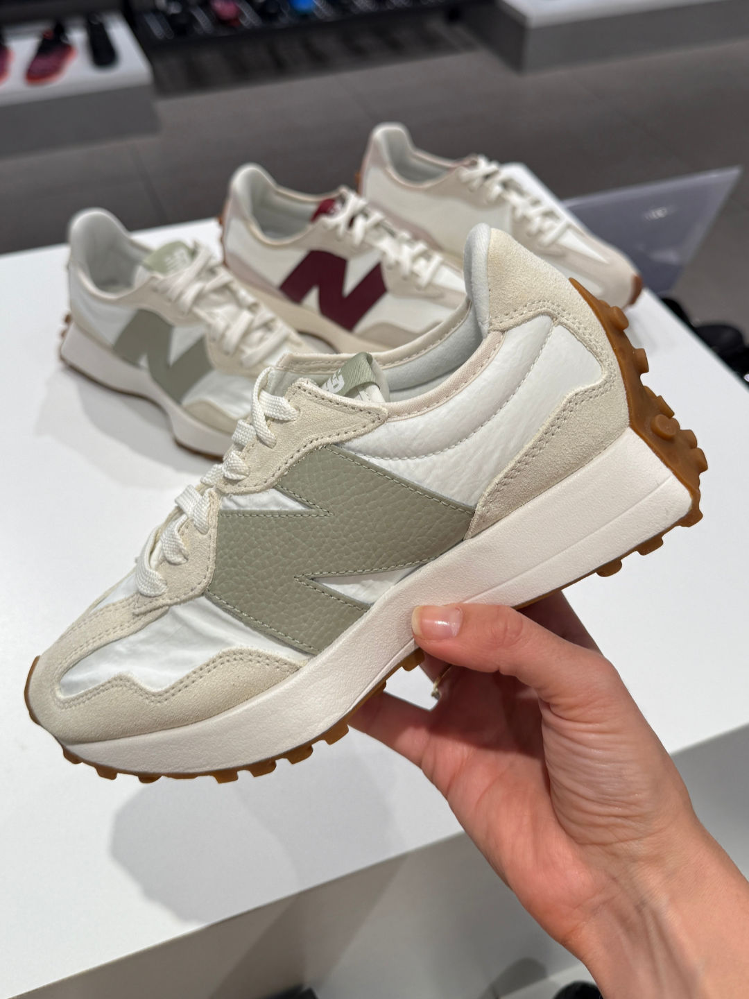 ¿Cómo combinar tus deportivos para lograr un look más elegante? La respuesta está en los New Balance 327. Un modelo que mezcla lo retro con lo moderno, ideal para esos días en los que querés estar cómoda sin perder el estilo. Son perfectos para la oficina, una salida o simplemente para elevar cualquier outfit con un toque canchero y versátil.  SKUS: WS327FTB WS327KA  #deportivosparadama #calzadofemenino #newbalance #newbalance327