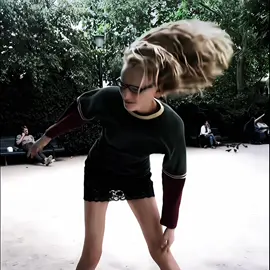 Real life vs runway #runwaywalk #model #alexconsani #edit #fyyyyyyyyyyyyyyyy #models #viral #fashion #catwalk 