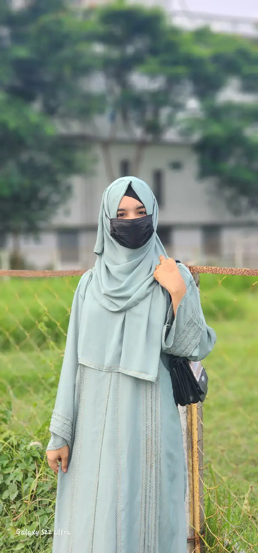 আয়নায় যে মানুষটিকে দেখতে পাই, তাকে আমি ঠ'কিয়েছি অসংখ্যবার। জোর করে অন্যদের সিদ্ধান্ত চাপিয়ে দিয়েছি, মেনে নিতে বাধ্য করেছি। সেক্রিফাইস করতে বলেছি। অনেক সময় সে হাঁপিয়ে গেছে, অসহায় হয়ে আমার দিকে তাকিয়েছে, আমি বুঝি নি। তার কথা একবারও ভাবি নি, মেনে নেই নি। জগতের সমস্ত দুঃখ-কষ্ট যেন সে সইতে পারে, এটাই ভেবে এসেছি। আয়নায় ভেসে ওঠা প্রতিচ্ছবির সাথে আমি অনেক অন্যায় করেছি। দিনের পর দিন অন্যদের জন্য তাকে ক্লান্ত করে তুলেছি। তাকে বিশ্রাম দেই নি, যত্ন নিই নি। তার শখ-স্বপ্ন চাওয়া-পাওয়া সবকিছু ধূলিসাৎ করে দিয়েছি। অন্যদের সুখের জন্য তার সুখগুলোকে উড়িয়ে দিয়েছি। খুব ভয় হয় এখন! ওপারে তো সবকিছুর জবাবদিহি করতে হবে, সে কি আমাকে ক্ষমা করবে? না-কি সবার আগে সে-ই আমাকে আটকে ফেলবে? চিৎকার করে বলবে “তুমি আমার সাথে জু'লুম করেছো বার বার!”#fyp #foryoupage #foryou #viralvideo #tiktok 