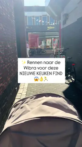 Een echte keukenhack gespot bij Wibra! 🍳💛 Deze nieuwe olie sprayfles van Wibra is echt zo’n item waarvan je niet wist dat je het nodig had — tot je ‘m eenmaal hebt! 🙌 Voor maar €2,80 spray je je olie netjes en gelijkmatig over je pan, salade of airfryer gerecht. Geen geknoei meer, geen verspilling, en hij ziet er ook nog eens clean uit op je aanrecht! 🤍 Online en in andere winkels betaal je hier beetje meer voor — dus als je ’m nog wil scoren, ren dan even naar je dichtstbijzijnde Wibra! 🏃‍♀️✨ 💬 Wie gebruikt al zo’n sprayfles? Of ben jij team “giet nog gewoon uit de fles”? 😅 . . . . . .. . . . #wibra #wibranederland #momtok #kitchen #KitchenHacks #kitchentok #hack #inspiration #tiktokmom #tiktokmusthaves #musthave #tiktokmademebuyit #handy #tip #findyouredge #relatable #fyp 