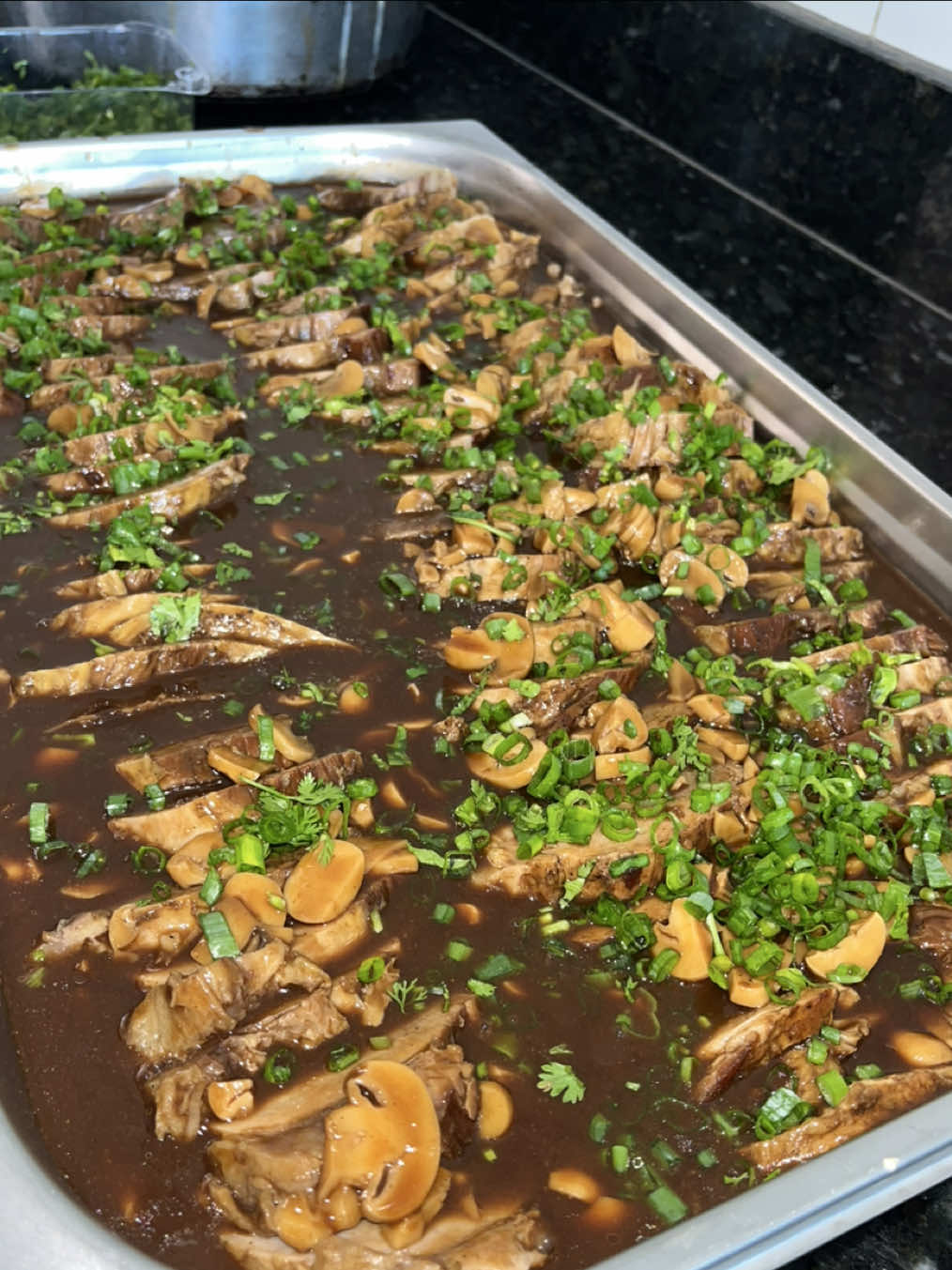 RECEITA DE LAGARTO AO MOLHO MADEIRA PARA SERVIR 40 PESSOAS  Ingredientes  1 fio de óleo 250ml 300g de alho amassados  4 cebolas ralada  10kg de lagarto  Sal a gosto  Pimenta do reino  Páprica doce a gosto  Tempero baiano a gosto  Chimichurrui  Água para o cozimento do lagarto 500ml de shoyo para o cozimento  500g de cogumelos  Cheiro verde picado Molho madeira  Molho do cozimento  500ml de molho shoyo 800ml de vinho tinto seco Folha de louro  3 colheres de sopa de farinha de trigo diluído em 200ml de água para engrossar o molho Modo de Preparo  Em uma panela grande adicione o óleo, refogue a cebola e o alho, acrescente a carne, acrescente os temperos a gosto, e o sal. Depois de refogado, transfere para uma panela de pressão e acrescente água até 2 dedos abaixo do nível da carne, acrescente 500ml de molho shoyo e deixe na pressão por 1h Depois tire a carne do molho, retire o excesso de gordura e acrescente o molho shoyo e o vinho, folha de louro, o trigo diluído na água, e deixe ferver por mais ou menos 1h no fogo médio. Por fim, acrescente os cogumelos  Corta os lagartos de rodelas, joga põe cima o molho, e finaliza com cheiro-verde e está pronto #lagarto #lagartoaomolhomadeira #almoco #jantar #receita #fyp #receita 