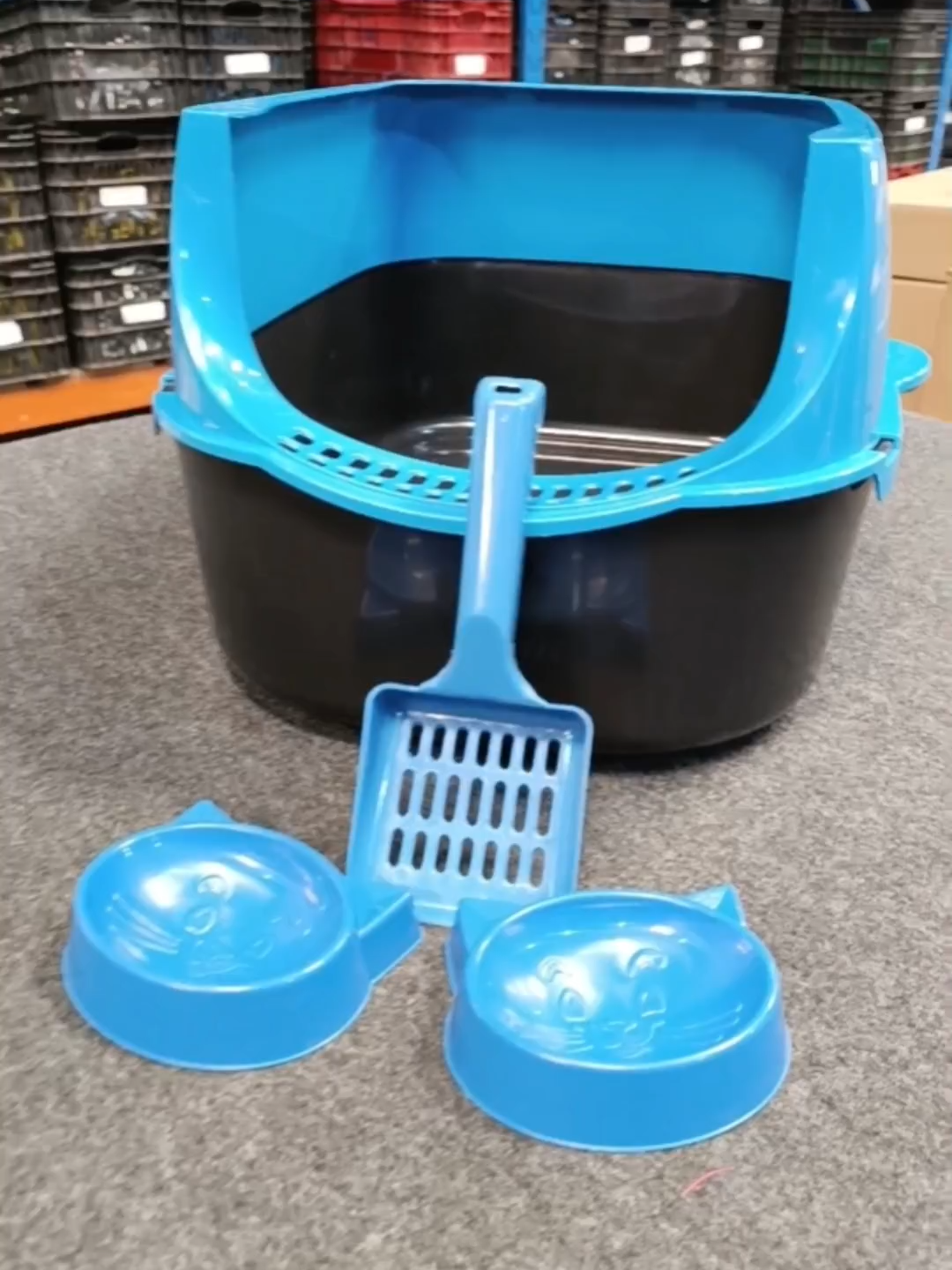 Caixa de Areia Fechada Furba Sandbox – Extra Grande com Porta A caixa de areia Furba Sandbox é ideal para quem busca praticidade, conforto e higiene para o gato. Totalmente fechada, evita que a areia se espalhe pelo ambiente e ainda conta com porta vai e vem translúcida, oferecendo privacidade ao pet e ajudando a conter odores. Seu design moderno combina com qualquer ambiente da casa. O interior é espaçoso, ideal para gatos de todos os tamanhos. A bandeja interna é removível, facilitando a limpeza no dia a dia. Além disso, acompanha acessórios que tornam o conjunto ainda mais prático: uma pá higiênica e dois comedouros. Pode ser usada também como casinha ou cama, proporcionando versatilidade no uso. Vantagens do Produto: Porta vai e vem translúcida Degrau interno que ajuda na limpeza das patas Bandeja grande e confortável Material atóxico Fácil de limpar e montar Leve e resistente Evita que a areia seja espalhada Pode ser usada como banheiro ou abrigo Medidas Aproximadas: Altura: 39 cm Largura: 41 cm Comprimento: 54 cm Porta: 24 x 24,5 cm Peso: 1,8 kg Material: Polipropileno resistente Conteúdo da Embalagem: 01 Caixa de areia fechada com porta 01 Pá higiênica 02 Comedouros Observação: Leia o manual de instruções antes do uso para garantir a montagem correta e segura. Garantia do vendedor: 30 dias #caixadeareiapet   #banheirodegato   #gatofeliz   #vidadegatosto   #gatinhofofo   #vidadepet   #tiktokpetbrasil   #casinhadegato   #gatoorganizado   #caixadeareiafechada   #dicaspet   #petclean   #petloversbr   #compreionline   #produtopetinteligente