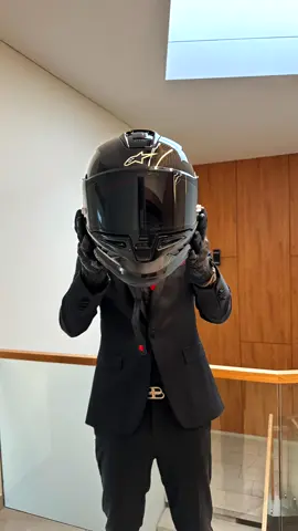 Just unboxed Alpinestars Supertech R10. Matches the suit like it was tailored. 🥷 Better than my AGV Pista? We’ll see soon. #motolife #bikelife #motorcycles #helmet #alpinestars #agv 