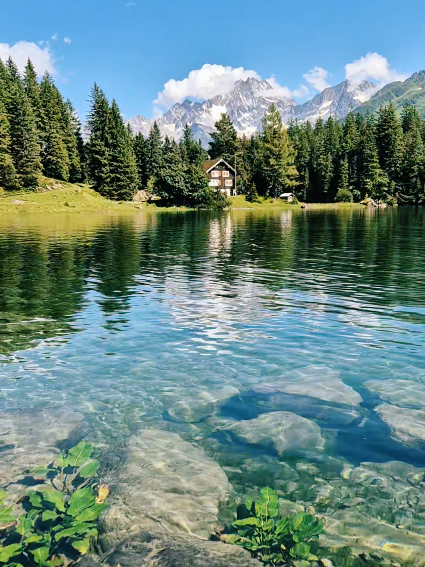 This is Switzerland⛰️🌿🇨🇭 #lake #nature #peace #calm #relaxing #peaceful  #goodvibes #naturevibes #views #landscape #see  #beautiful #mountain #switzerland #arnisee #clearwater #crystalclear 
