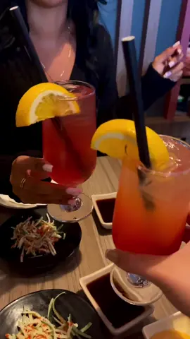 Viens passer 2 jours à Québec avec moi et ma sœur qui travaille pour @Popunderwear 🩷👯‍♀️ #montreal #quebeccity #Vlog #spendthedaywithme #girlstime #girlsdate #sushi #popunderwear #canada #gym #Fitness #ShoppingSpree #cinema #leclap #roadtrip #fyp #virał 