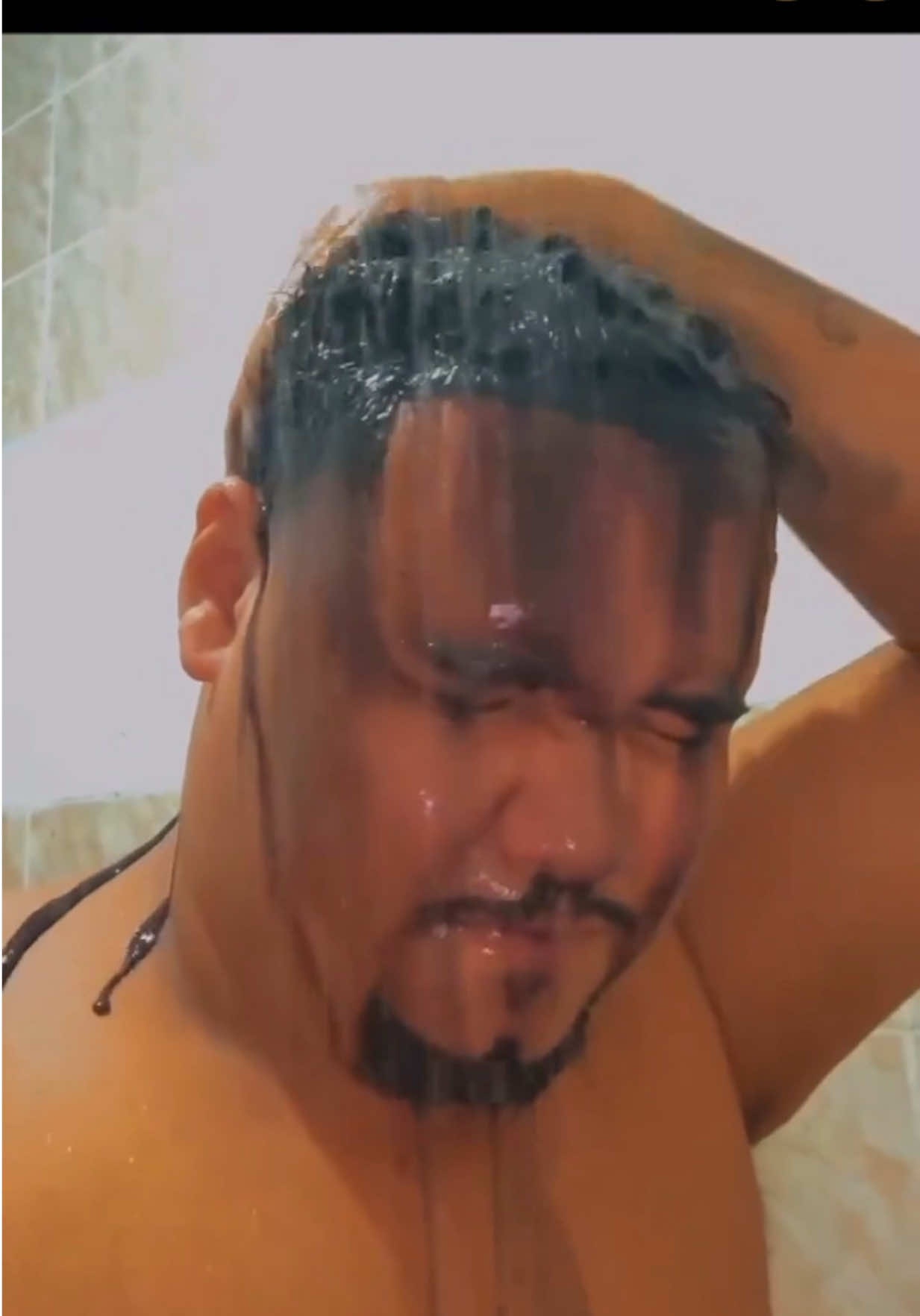 We made ours completely waterproof 😏💦 Link in bio. 🧡 #HairBear  #hairtransformation #menshair #hairtransplant #hairloss #hairfibers #fyppppppppppppppppppppppp #fyp #hairtransplantturkey #2025 #minoxidil 