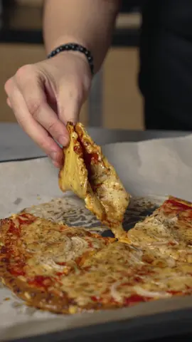 Eλαφριά, πεντανόστιμη συνταγή τύπου πίτσας 🍕 με μπόλικο τυρί και με λίγες θερμίδες για ύπνο σαν πουλάκι! Πάμε να τη φτιάξουμε! 📝 Τα υλικά που θα χρειαστείς: 220 γρ. τυρί cottage 2 αυγά 4 κ.σ. αλεύρι γ.ο.χ. 100 γρ. σάλτσα για πίτσα 120 γρ. τριμμένη γραβιέρα ή τυρί με χαμηλά λιπαρά 2 κ.σ. ελαιόλαδο ½ κ.γ. ξερή ρίγανη #varthalitis #foodman #vradinesligoures #EasyRecipe #fyp #recipeoftheday 