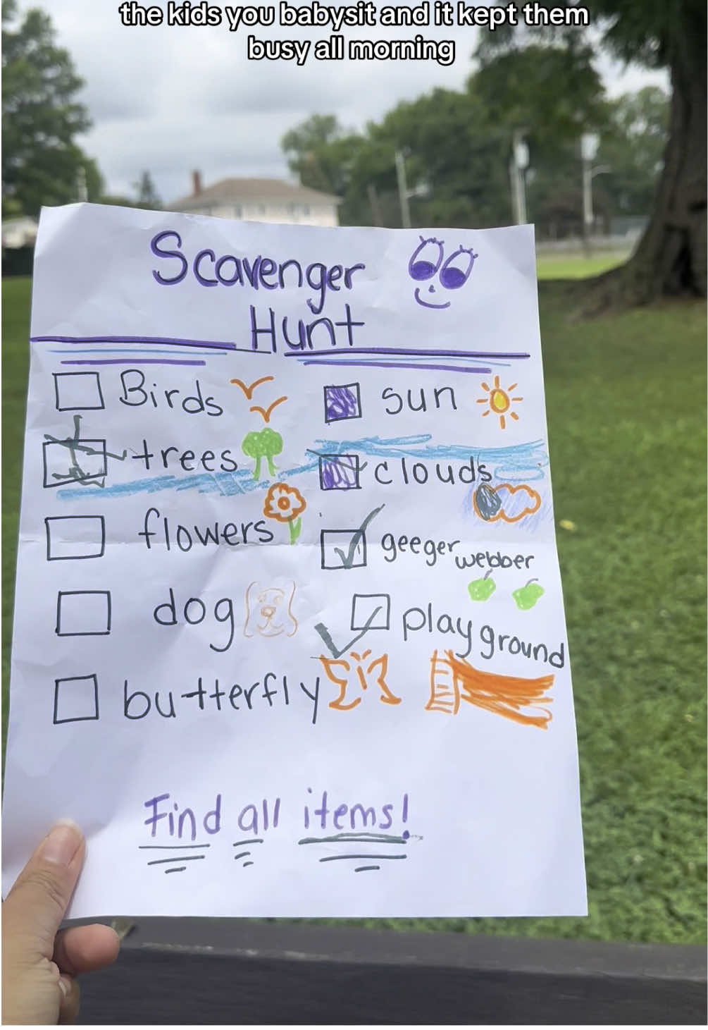 Fun idea for your next park trip: make a scavenger hunt! It allow kids to use their 5 senses, encourages team work, observational skills, cognitive development and even reading skills! 🔎📚🍃 #nannylife #parentingtips 