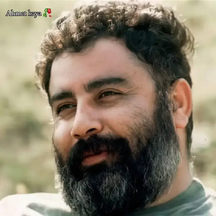 Gecenin kıyısında durmuşum Kefenin cebi yok Koynuma yıldız doldurmuşum Koşun çocuklar koşun sabah Üstüme üstüme geliyor . Kısacası güzel annem Bir şişeyi dürürken ürpermek yok Gülmek, umut etmek, özlemek Ya da mektup beklemek  Gözleri yatırıp ıraklara . Ölmek ne garip şey anne Artık duvarları kanatırcasına tırnağımla Şaşkın mutlu şiirler yazamayacağım Mutlak bir inançla gözlerimi  Tavana çakamı'cam Baba olamı'cam örneğin Toprak olmak ne garip şey anne . Ölmek ne garip şey anne Uçurumlar ki sende büyür Dağlar ki sende göçer Ben bayrak derim, çiçek derim Çam diplerine açmış  Kanatlarını kozalak derim Gül yanaklı çocuğa benzer Yine de oğlunu yitirmek kim  Bilir ne garip şey anne..🥀 #Ahmetkaya 🥀🥀