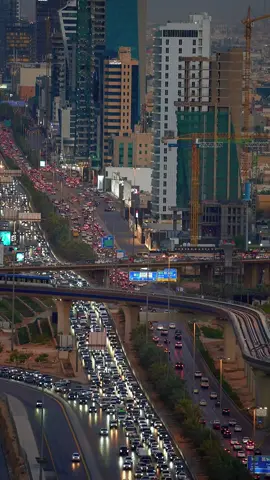 🚦Rush hour in Riyadh: Two worlds, one city. As traffic clogs King Fahd Road, the Riyadh Metro moves smoothly — no stops, no delays. This is the future of commuting in the Kingdom. Efficient. Modern. Stress-free. 🚆✨ ------------------------------------ #saudiarabia #fypage #fypシ゚viral #fyp #Riyadh 