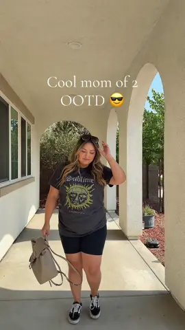 Choosing comfort today 😎 #OOTD#momootd#coolmom #oversizedshirt#comfyandcute #momstyle#momof2 