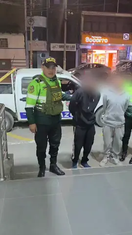 🔴 Capturan a presuntos integrantes de “Los Coyotes de El Tambo” Agentes de la Comisaría El Tambo detuvieron a Cristian Michael (18) y Kennedy Darío (19), quienes habrían golpeado a un ciudadano para robarle su celular. 📍 El hecho ocurrió en la intersección del Jr. Atalaya y Jr. Violetas. Ambos fueron reconocidos por la víctima y serán investigados por robo agravado. 👮‍♂️ PNP firme contra la delincuencia común y organizada. #PNP #ElTambo #RoboAgravado #SeguridadCiudadana #Junín 