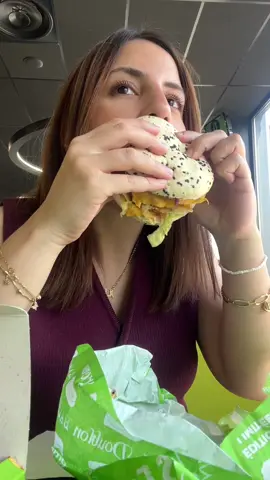 “En famille on a testé les nouvelles éditions limitées chez @Burger'S à Saint-Étienne 🍔🥤 Trop bon et l’espace jeux pour les petits, on adore 😍 Qui a déjà goûté les Bao’s ? 👇” #FoodLover #baoburger #burgerstetienne #editionlimitée #foodfamily #bonplanfood   #CapCut 