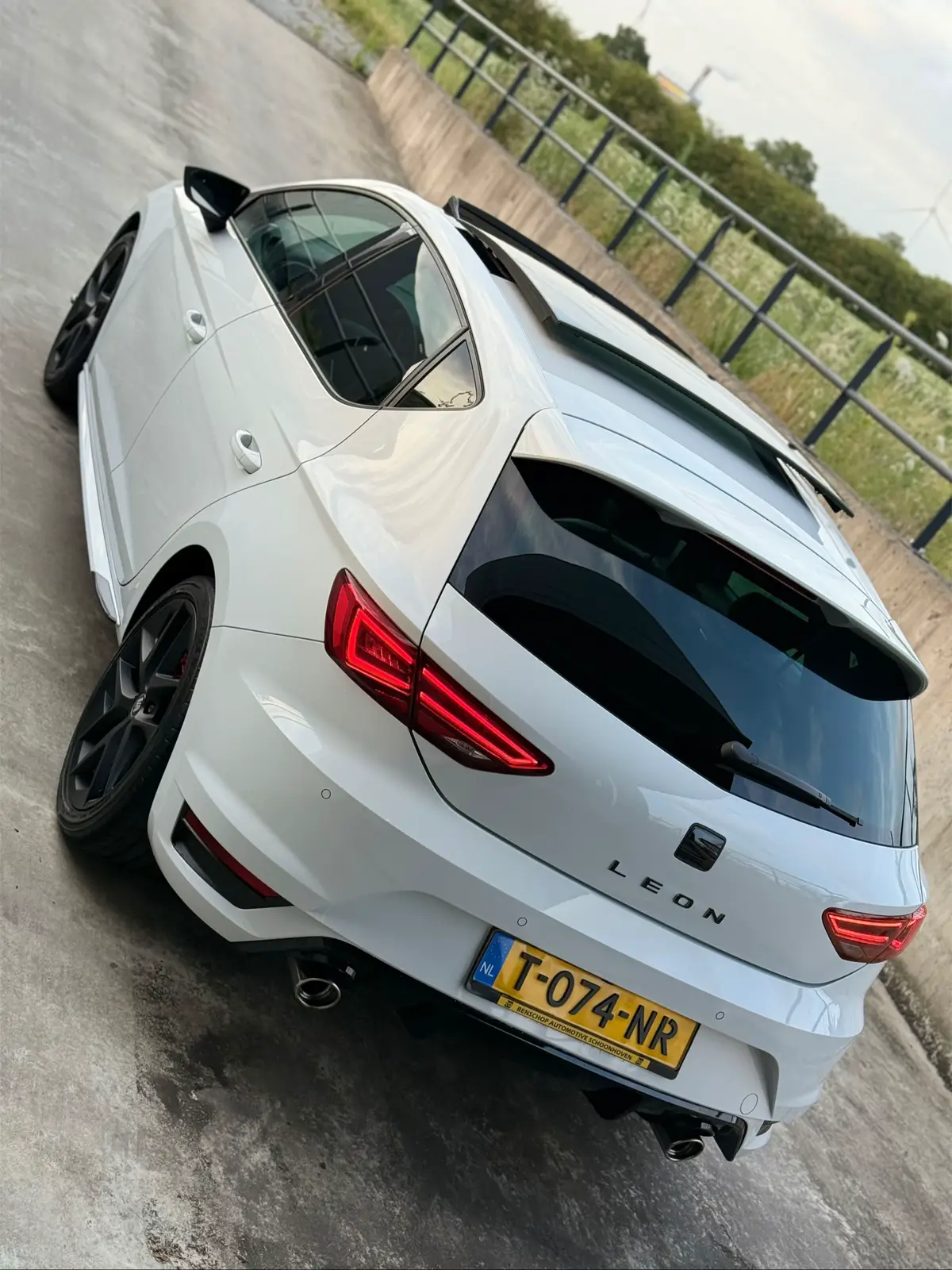 TE KOOP!🤩 Seat Leon FR 5F | 1.4 TSI 150 pk | 2018 | 78 km | Zeer rijk uitgerust Zeer nette en unieke Seat Leon FR 5F uit 2018 met slechts 78k km en voorzien van de krachtige en zuinige 1.4 TSI motor met 150 pk. Uitgerust met de DSG-automaat, panoramisch dak, virtual cockpit, Apple CarPlay, en volledig lederen interieur. Daarnaast beschikt deze Leon over luxe opties zoals: 	•	Adaptieve cruise control 	•	Pano dak 	•	Apple carplay 	•	FR Pakket 	•	Dubbele tips uitlaat 	•	Digitale dashboard 	•	Lane assist (rijstrookassistentie) 	•	Adaptieve vering 	•	Elektrisch inklapbare spiegels 	•	Sportmodus 	•	Goede banden en altijd netjes onderhouden 	•	Keyless entry & go 	•	Ambient lights 	•	FR Sport bumperpakket t.w.v 4.000,- 	•	Rieger Frontsplitter 	•	Front Assist 	•	Seat navigatie 	•	Beats Audio🎧 	•	Lederen sport interieur 	•	18 inch 	•	Glans zwarte DSG pook 	•	Getinte ruiten 	•	Led spiegelknipperlichten 	•	MF Stuur 	•	Flippers 	•	Instapverlichting 	•	Stoelverwarming ⸻ Vraagprijs: 19.250,- Wegenbelasting: ca. €58 per maand. Een zéér complete, sportieve en onderscheidende Leon – in deze uitvoering zelden te vinden! 📞 Wamelink 📧 wamelinkinverkoop@outlook.com 📱 06 2312 3238 Met vriendelijke groet, Wamelink Automotive #fy #fyp #foryou #seat #leon #led #fr