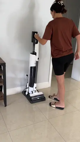 ✨ ¡Cuando una aspiradora lo hace TODO… se llama Tineco Station 5! Barre, aspira con potencia brutal, deja el piso como un espejo, y lo mejor: ¡SE VACÍA SOLITA! 🙌🏼 Tú no tienes que ensuciarte ni las manos. Tiene su estación base que lo recoge todo sin que tú hagas nada. Y ese diseño… fino, moderno, compacto. ¡Una belleza en cualquier rincón de la casa! ¿Quieres la tuya con descuento? Pues aprovecha y usa mi código 👉 STATION05 y que tu casa quede tan limpia… que dé pena pisarla. 😏 #TinecoStation5 #AspiradoraTineco #CleanWithStyle #cleaning  #limpieza 