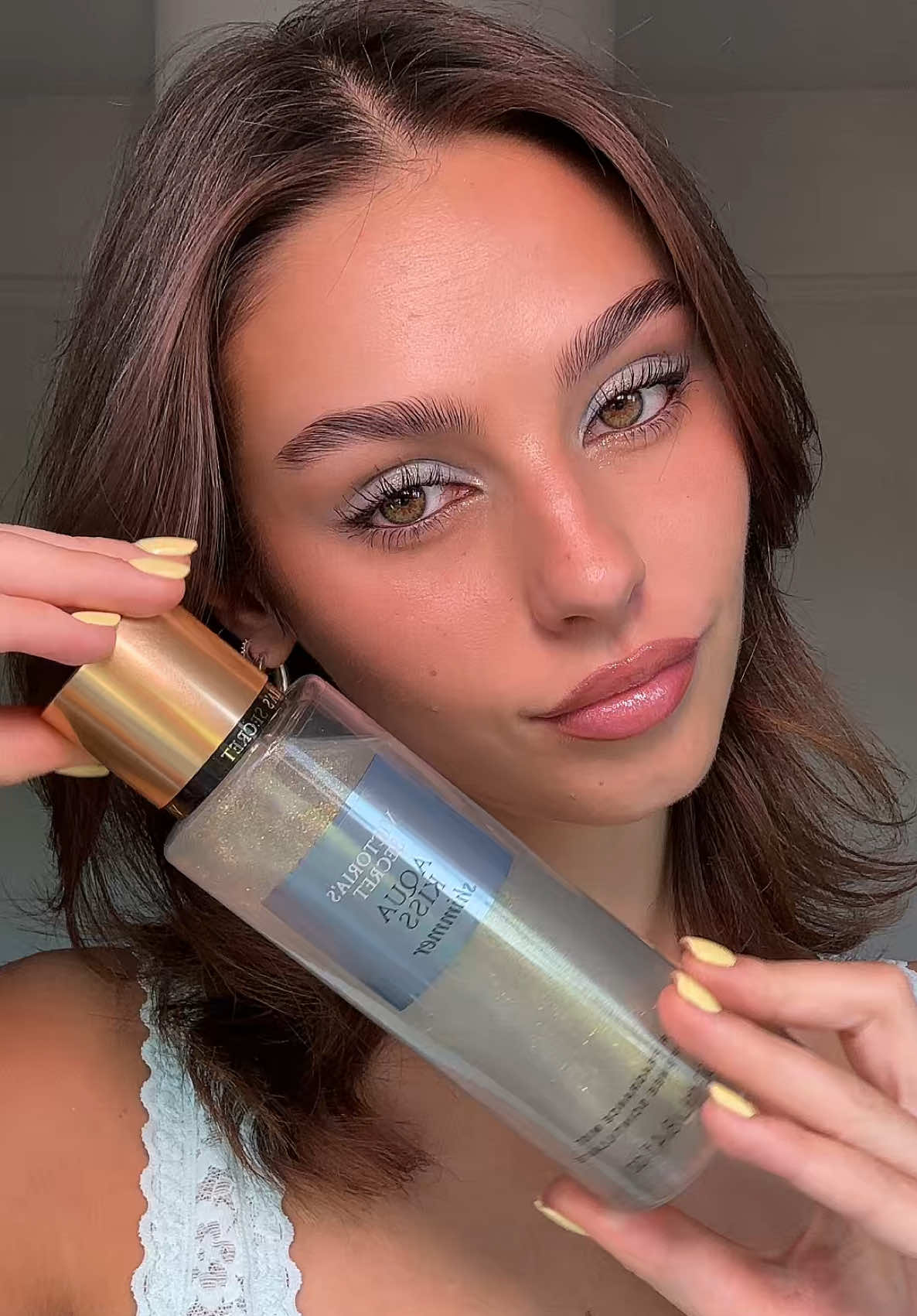 ad When the fragrance is so good you’ve gotta match it! ✨ wearing  @victoriassecret_uk ‘Aqua Kiss’ shimmer body spray  Scent:  -Seaside  -Fresh  -Aloe -Freesia “  #makeup #victoriassecret #fragrance 