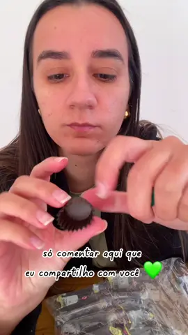 Esse aqui nem eu acreditei kkkk R$0,02 centavos em cada forminha genteeeee Lembrando que eu comprei com cu na shopee 🙃 Se quiser o link só comentar que eu compartilho com você 👇🏻 #confeitar #dicasdeconfeitaria #brigadeiro #embalagem #forminha #caixadebrigadeiro 